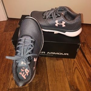 7.5 Women's Under Armour shoes